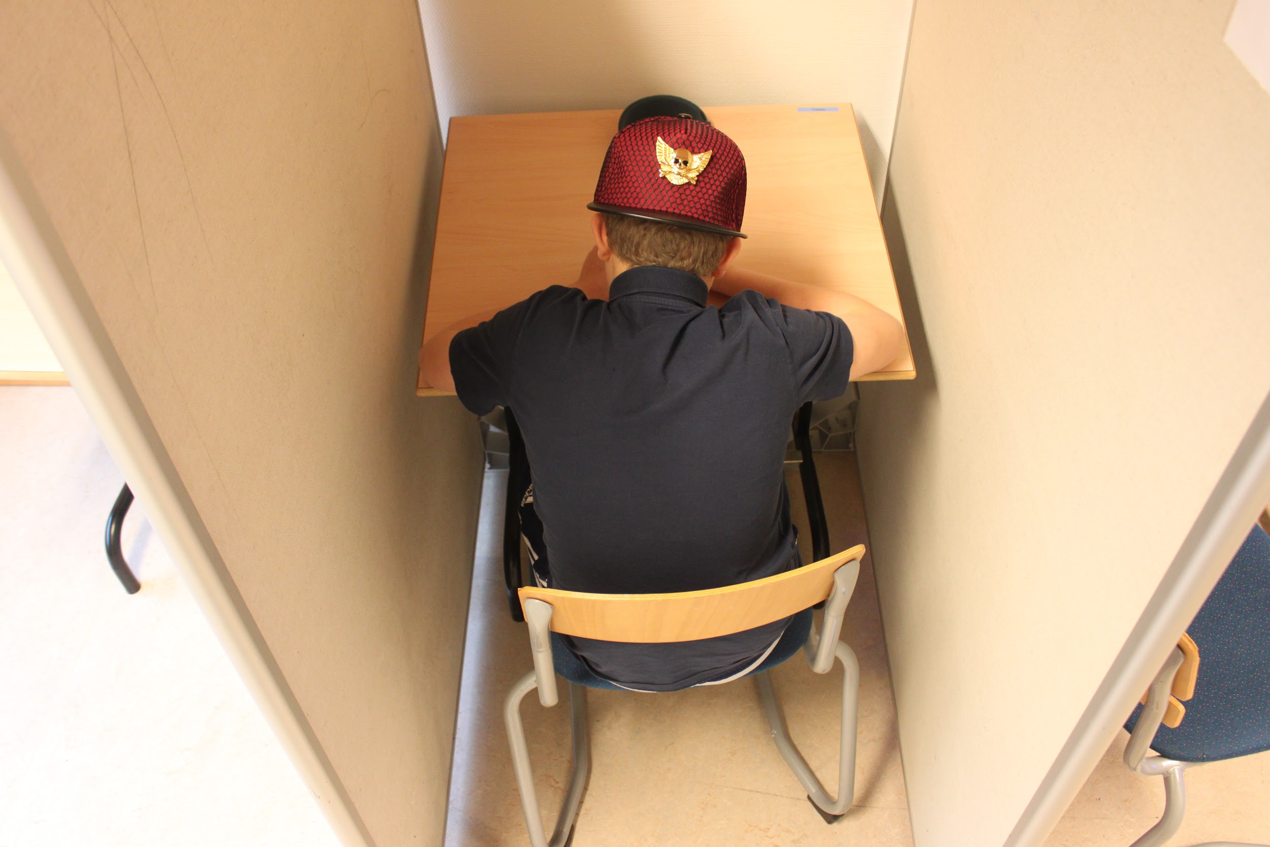 I et af undervisningslokalerne er der skærmede siddepladser, så eleverne kan sidde uforstyrret og arbejde